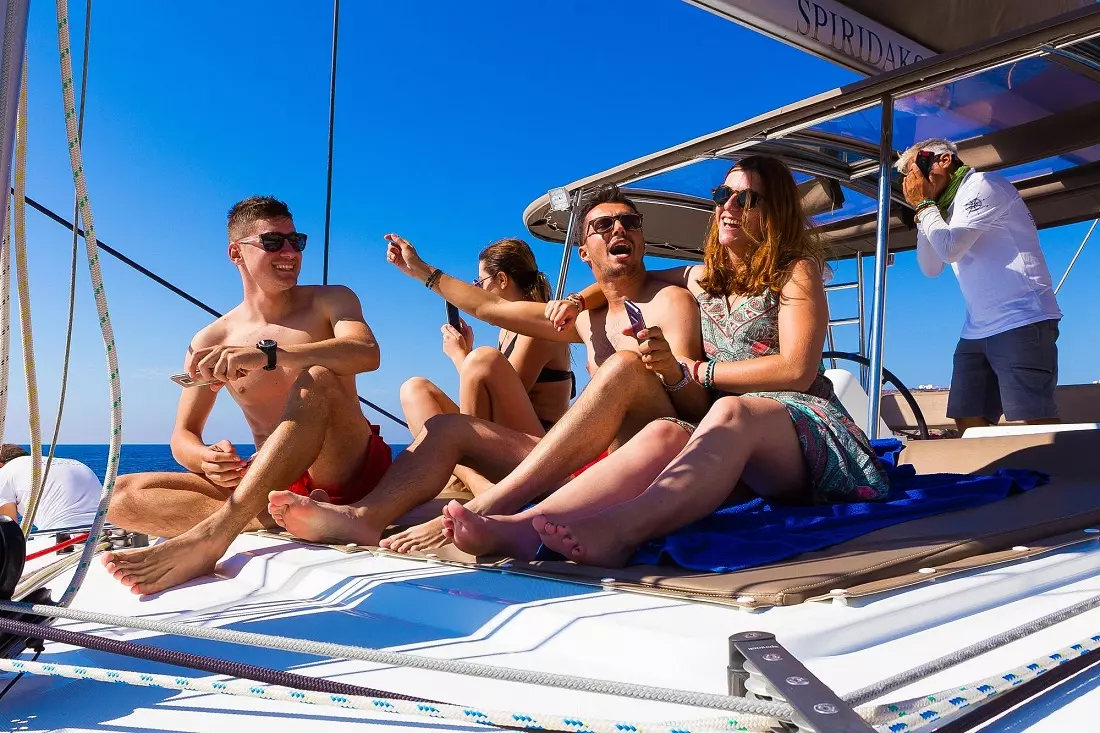 Молодежь веселится на яхте в водах Майами Молодые люди на яхте в Майами