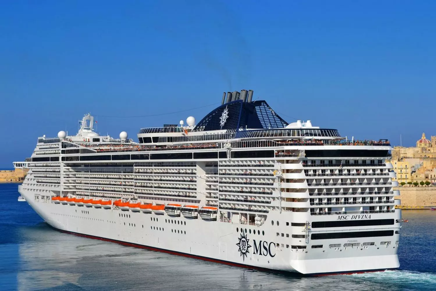 Круизный лайнер MSC Divina в открытом море под голубым небом MSC Divina — Величественный лайнер в океане