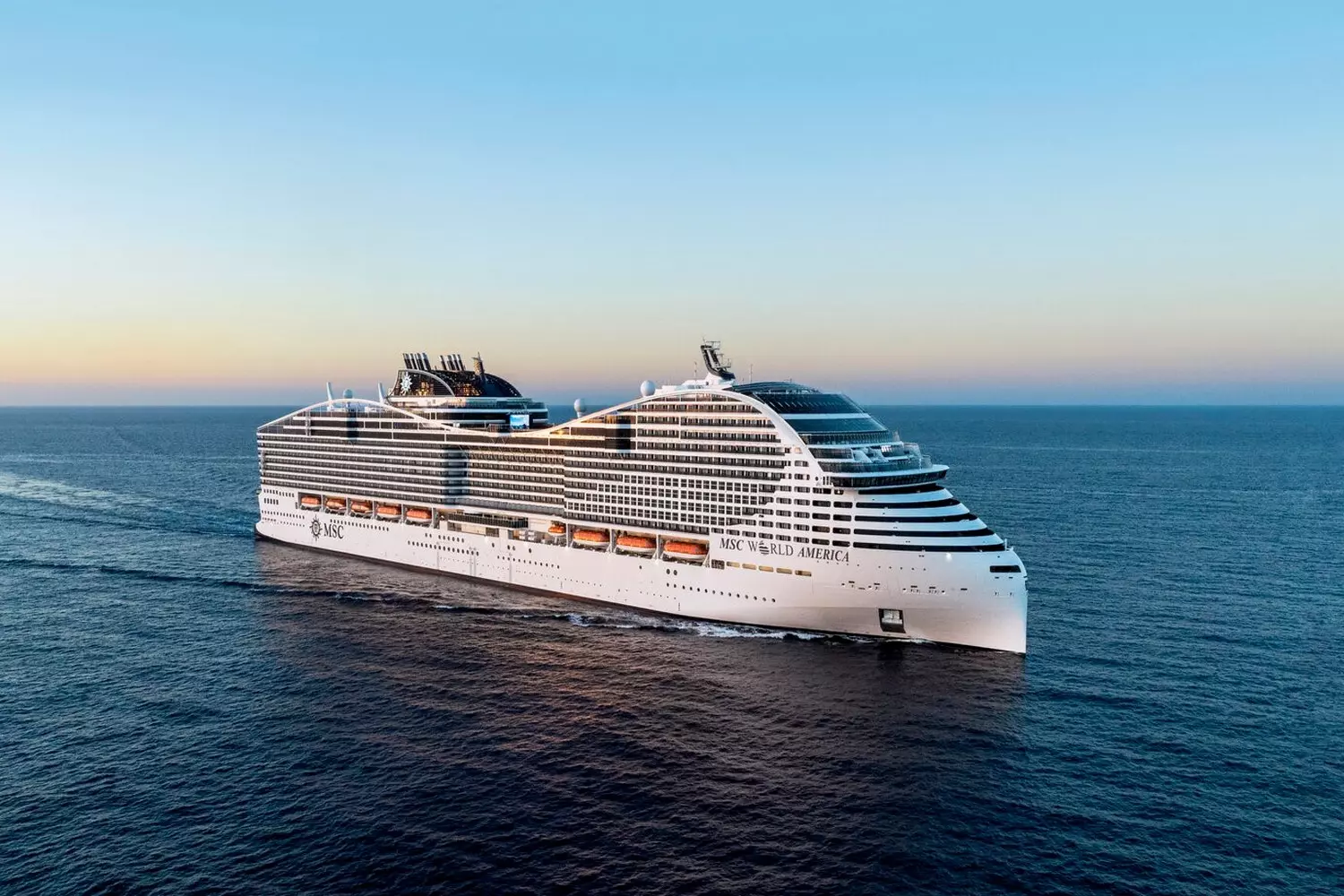 Круизный лайнер World America плывет по океану под чистым голубым небом Круизный лайнер World America — Величественный в море