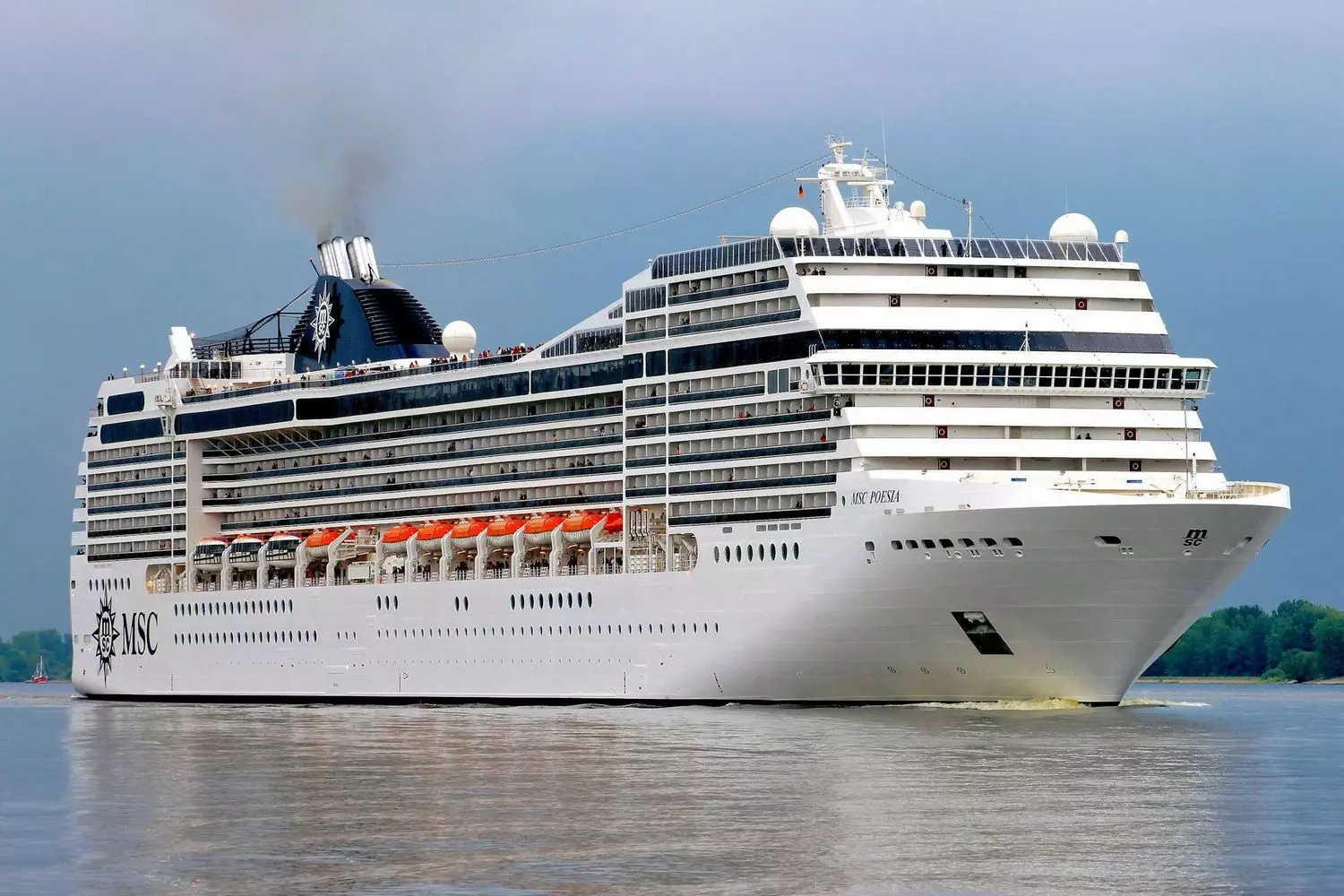 Круизный лайнер MSC Poesia в открытом море под голубым небом MSC Poesia — роскошный лайнер в океане | Путешествия премиум-класса