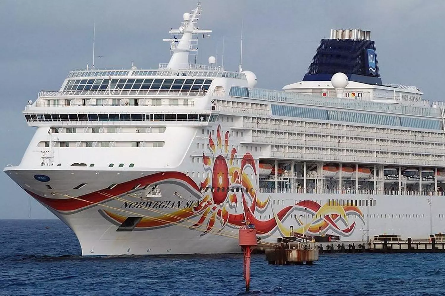 Круизный лайнер Norwegian Sun плывет по воде под ясным голубым небом Круизный лайнер Norwegian Sun — Великолепный Вид на Море