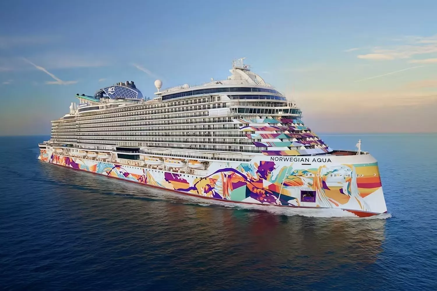 Круизный лайнер Norwegian Aqua плывет по океану под голубым небом Norwegian Aqua — Великолепный лайнер в открытом море